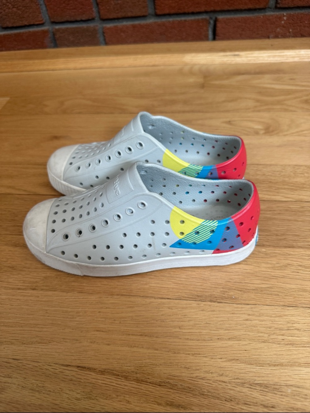 Native Kids Slip-On Sneakers in Light Gray with Multicolor Heel Size 1 - Picture 5 of 7